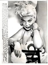 LG915 1959 AP Wire Photo LOOKING FOR A TV SERIES SHAPELY ACTRESS BARBARA NICHOLS picture