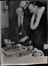 1950 Press Photo Gov. Ingram Stainback to cut 49th state cake with Sen. Knowland picture