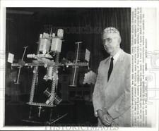 1986 Press Photo NASA administrator James Fletcher displays model in Washington picture