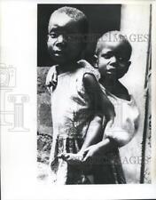 1968 Press Photo Biafran Children dealing with Starvation and Malnutrition picture