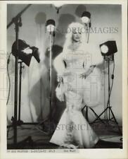 1963 Press Photo Entertainer Mae West - kfx43268 picture