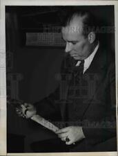 1944 Press Photo Detective David Ennis examines the evidence stick picture