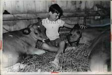1989 Press Photo Kevin Freeman with Calves in Barn - nee39965 picture