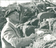 Gustaf VI Adolf and  Archeologists - Vintage Photograph 2325339 picture