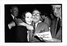 1977 Press Photo TENNESSEE WILLIAMS Hugs Blossom Deary Vieux Carre Play NYC kg picture