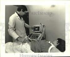 1986 Press Photo Dr. William Roniger, Fertility Specialist, Shows Patient's Eggs picture