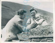 Original Press photo 1948 Blue scar Emrys Jones Mrs Collins and her son picture