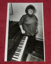 1990 Press Photo Ellen Friedman Folk Concert Promoter At Home Massachusetts picture