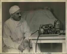 1939 Press Photo Dr. CH Robson poses with his machine that gives anesthetic picture