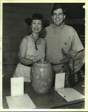 1989 Press Photo Becky Parr, Richard Parr, Cystic Fibrosis silent auction, Texas picture