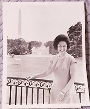 1966 ABC Press Photo Lady Bird Johnson South Lawn White House picture