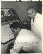 1969 Press Photo Chemists Perform Cancer Research Experiment, New Iberia, LA picture
