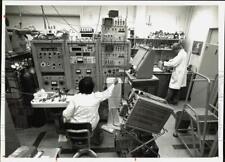 1979 Press Photo Scientists working in MRI laboratory. - hpa29516 picture