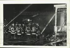 1989 Press Photo Syracuse Firefighters Line Up to Enter House on Fire picture