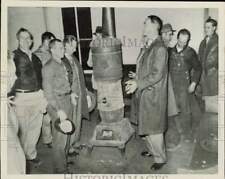 1952 Press Photo Estes Kefauver talks with constituents, on campaign in Erin, TN picture