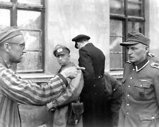 WW2 Liberated GERMAN CAMP Prisoner Points Finger at Former Captor PHOTO  (227-D) picture