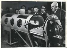1940 Press Photo Dr. E. R. Krumbiegel displays iron lung at city hall, Milwaukee picture