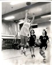 LD282 1976 Orig Photo POP SHOT Catholic High School Girls Tournament Basketball picture