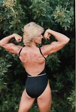 PRETTY BUFF WOMAN 80's 90's FOUND PHOTO Color MUSCLE GIRL Original EN 21 68 T picture