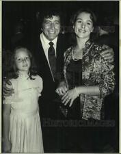 1984 Press Photo Tony Bennett & Daughters Attend Liberace's First NYC Appearance picture