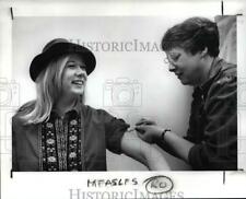 1989 Press Photo Laura Niblitti gets measles shot from RN Judy Kirkland picture