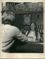 1971 Press Photo Nancy Phillips serves beer at Ralph's in Albany, New York picture
