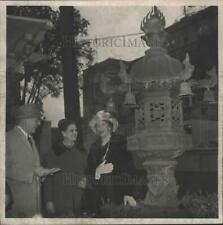 1969 Press Photo Neal Foseen, Mrs. Swinehart at Manito Park's Japanese Garden picture