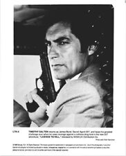 Timothy Dalton holds up gun 1989 original 8x10 photo Licence To Kill picture
