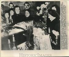 1960 Press Photo Alojzije Cardinal Stepinac surrounded by mourners in Krasic picture
