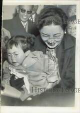 1955 Press Photo First Lady of China Madame Chiang Kai-Shek Holds Child picture