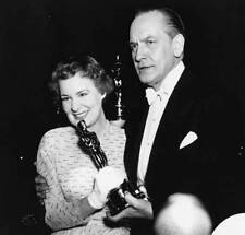 Shirley Booth being with her Best Oscar for the film 'Come Back - Old Photo picture