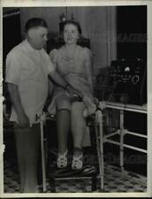1938 Press Photo Dr. Charles Wood Demonstrating Paralysis Treatment Machine picture