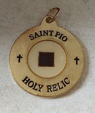 CATHOLIC RELIGIOUS LARGE ST SAINT PADRE PIO RELIC MEDAL GOLD TONE 1.25