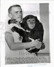 1961 Press Photo Airman I.L. Beacham with Chimpanzee at Cape Canaveral, Florida picture