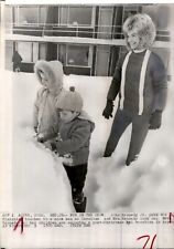 LG51 1964 AP Wire Photo FUN IN THE SNOW JACQUELINE ONASSIS KIDS JOHN JR CAROLINE picture