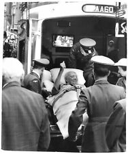 29 June 1962 press photo of Sir Winston Churchill being taken from an ambulance picture