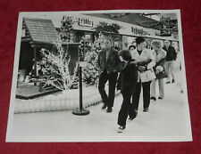 1976 Press Photo Christmas Shoppers At Hanover Mall MA picture