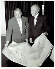 1957 Press Photo Architect Frank Lloyd Wright Shows Plans for Guggenheim Museum picture