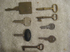 Lot of  8 vintage  keys from key collection picture