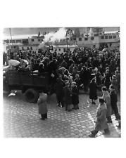 1956 Press Photo Hungarian revolution Russian war anti communist Hungary crowd picture