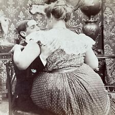 Antique 1901 Larger Woman & Small Man Kissing Stereoview Photo Card V3201 picture