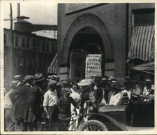 1916 Press Photo Crowd views 