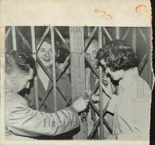 1961 Press Photo Parisian couple tries keys to unlock subway at Champs Elysees picture