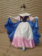 2004 ROYAL DOULTON HAND PAINTED PORCELAIN FIGURINE PRETTY LADY SARA HN4720  picture