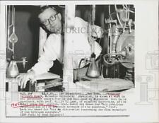1955 Press Photo Polykarp Kusch works in his lab at Columbia University picture