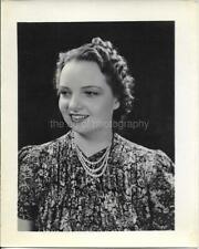 Found Photo 30s 40s A WOMAN FROM BEFORE b+w  Portrait VINTAGE 99 3 picture