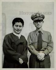 1952 Press Photo Mrs. Sahn, ROK Navy Wives president, with Chaplain Chung, Pusan picture