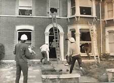 1969 Press Photo Bailiffs throw bricks in windows at Squatters Illford Essex kg picture