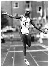 1990 Press Photo MIKE POWELL Black American Long Jumper USA #190 Track & Field  picture
