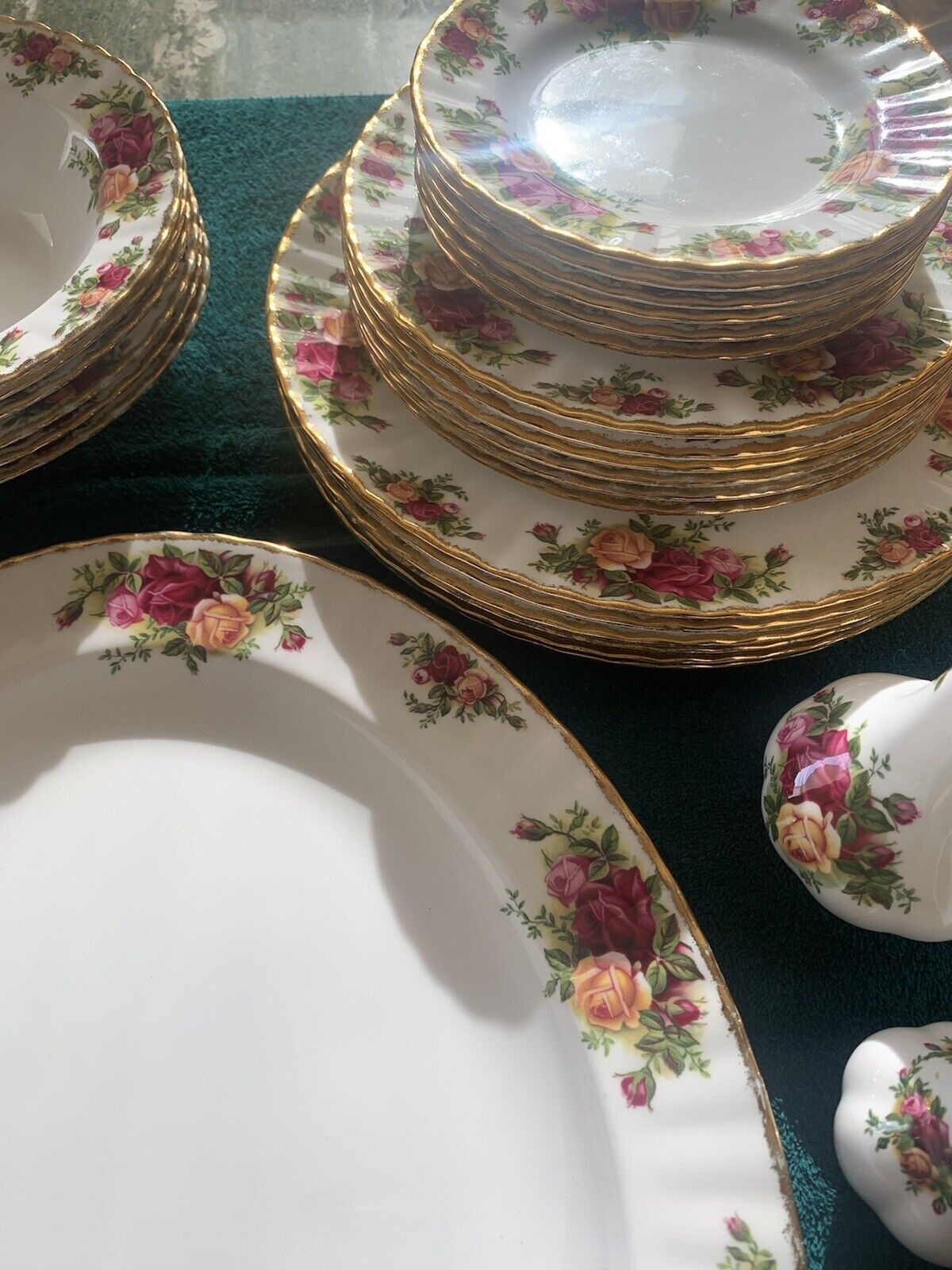 ROYAL ALBERT England 1904. OLD COUNTRY ROSES  30 Piece Dinnerware Set. 30 Piece